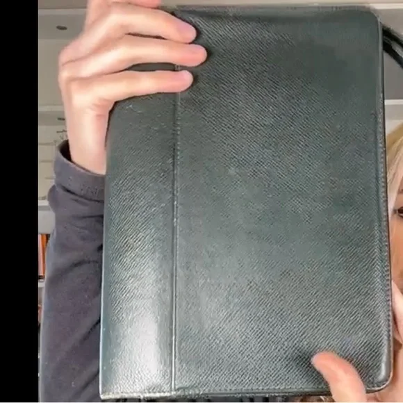 Project Louis Vuitton Green Leather clutch with Gold Lock - Picture 2 of 15